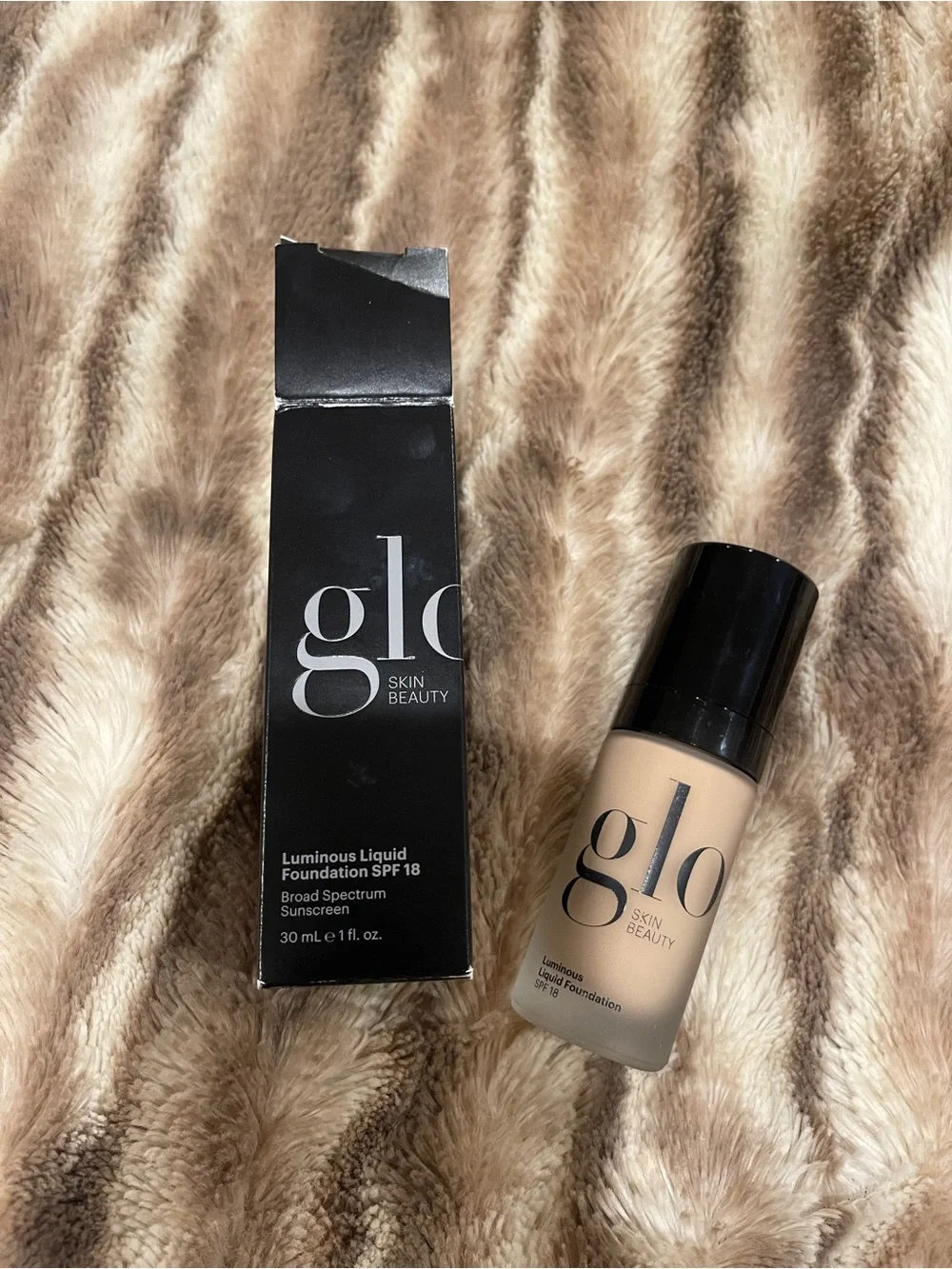 Glo Skin Beauty Luminous Liquid Foundation SPF 18 in Shade Naturelle NEW